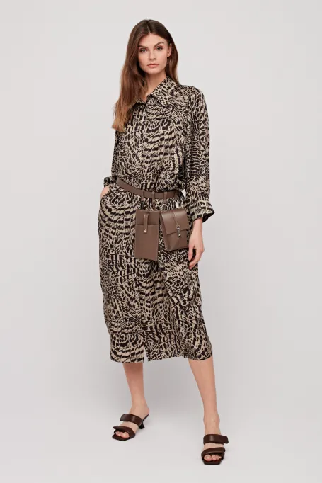Locker sitzendes Kleid mit Knöpfen