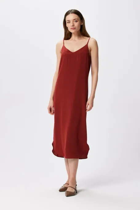 Ziegelrotes Seidenkleid