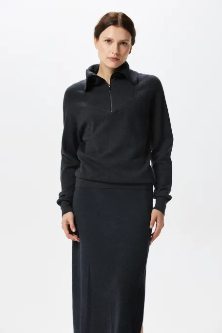 Grauer Pullover mit Reißkragen