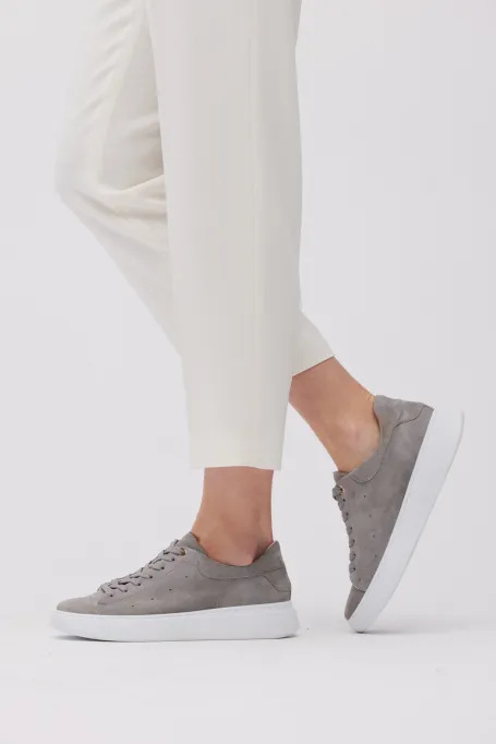 Graue Sneakers aus Wildleder