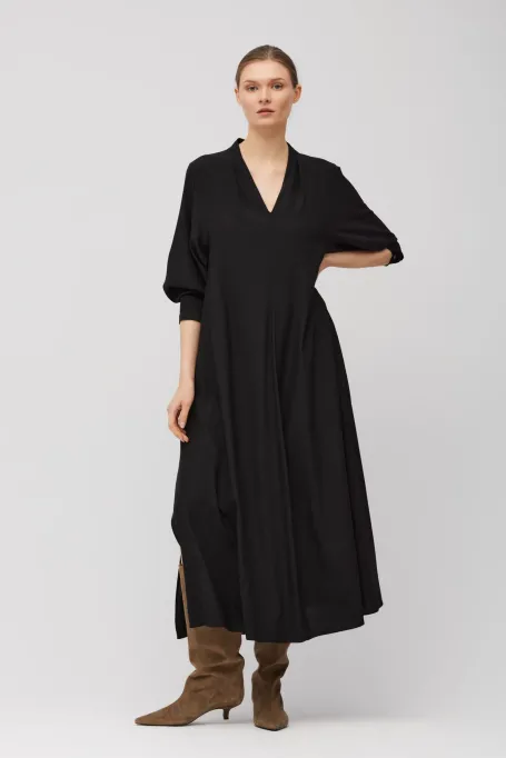 Schwarzes Midikleid aus Seide